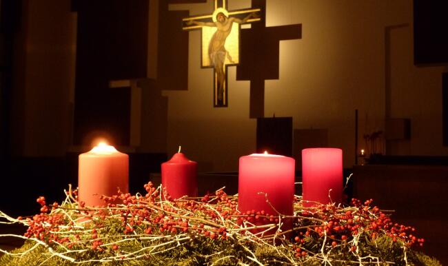 I ragazzi e le ragazze delle medie si preparano al Natale